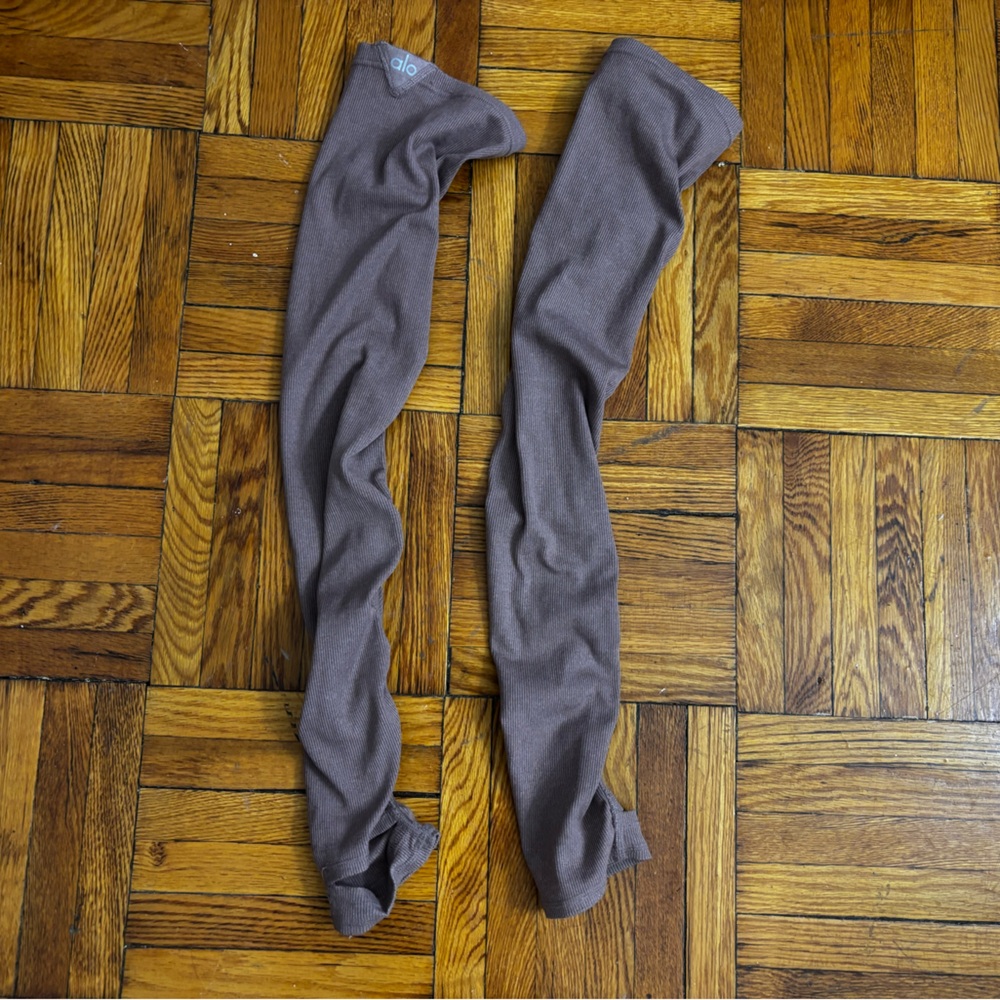 Aloyoga Alo yoga leg warmers lavender smoky quartz color